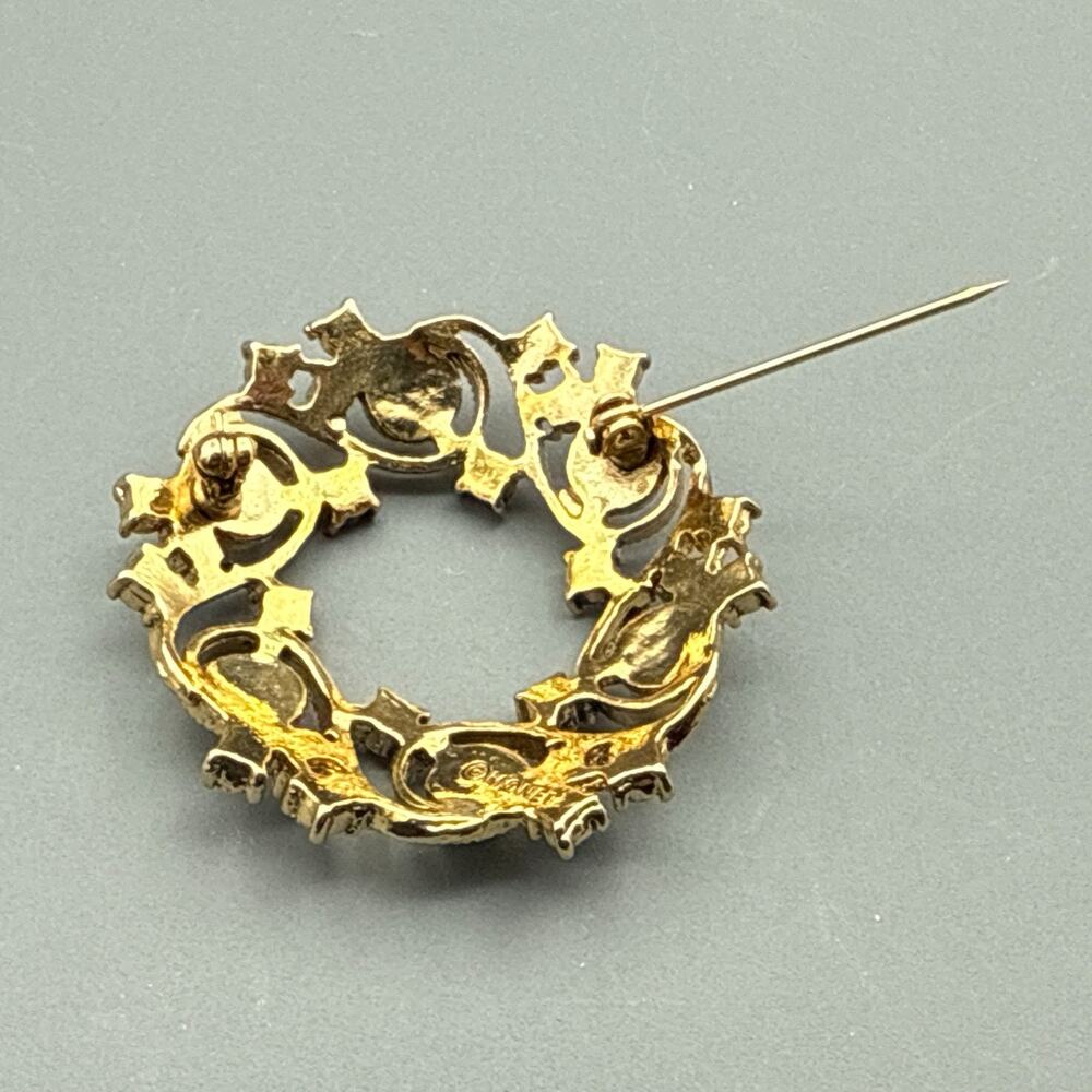 Vintage Monet Wreath Brooch Faux Pearl Rhinestone Crystal Twisted Gold Tone‎ Pin - Picture 3 of 6